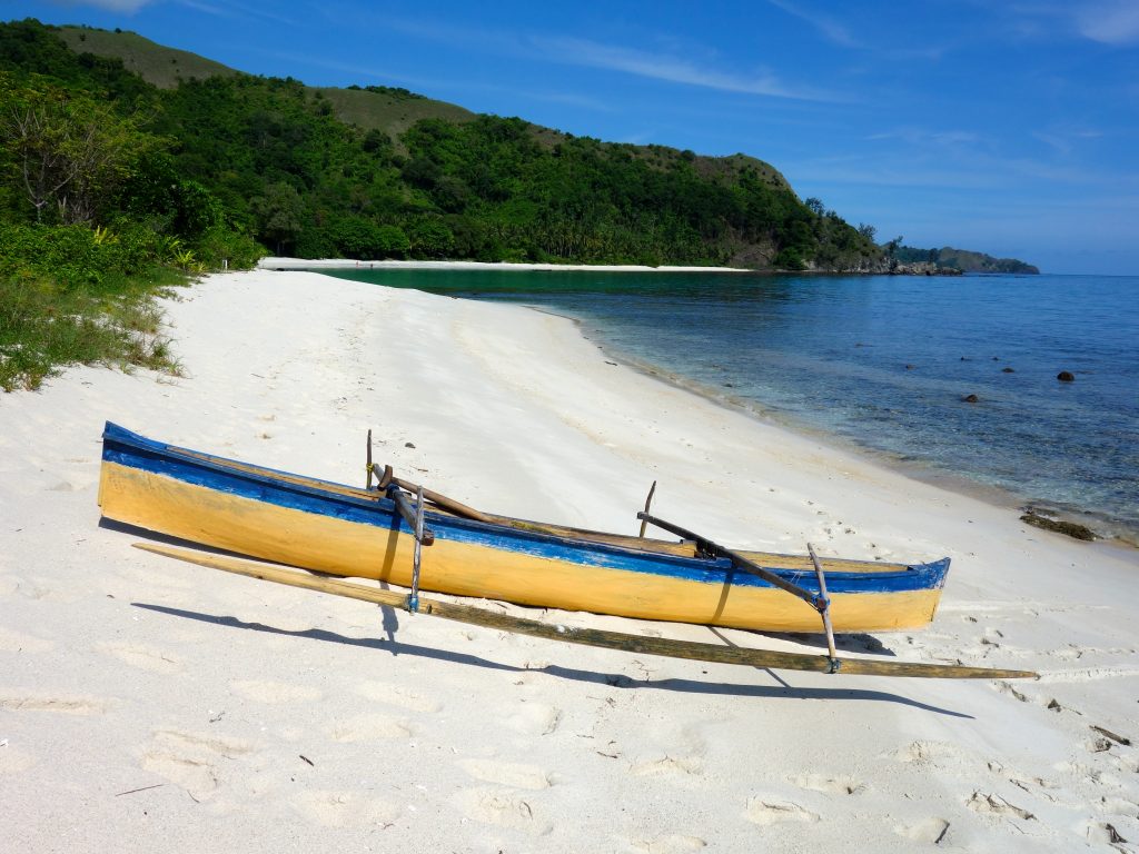 Tompotika beach view5